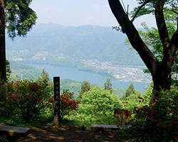 写真：相模湖と景信山の眺め